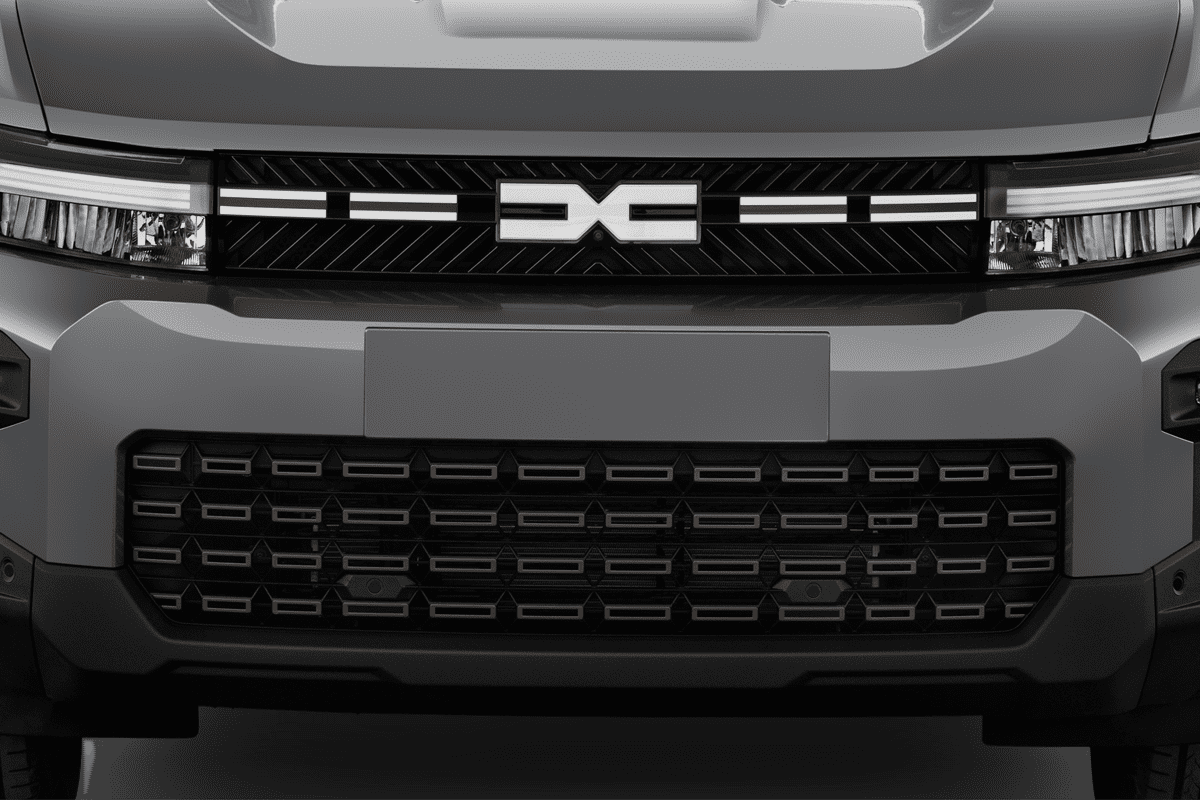 Kühlergrill eines Dacia Bigster Hybrid 