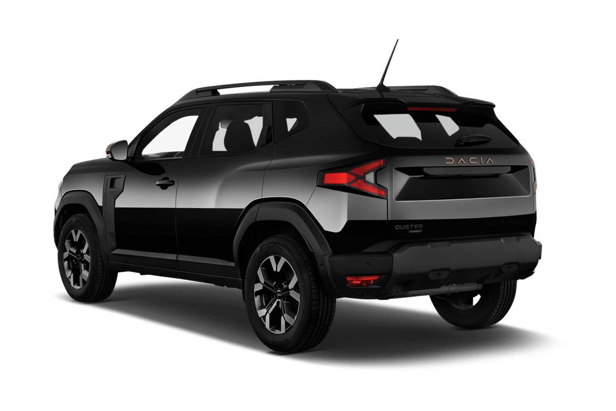 Schräge Heckansicht eines Dacia Duster Hybrid , freigestellt