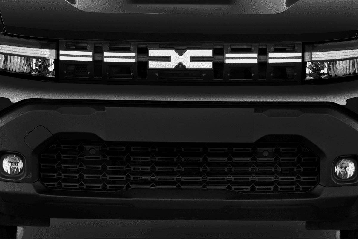 Kühlergrill eines Dacia Duster Hybrid 