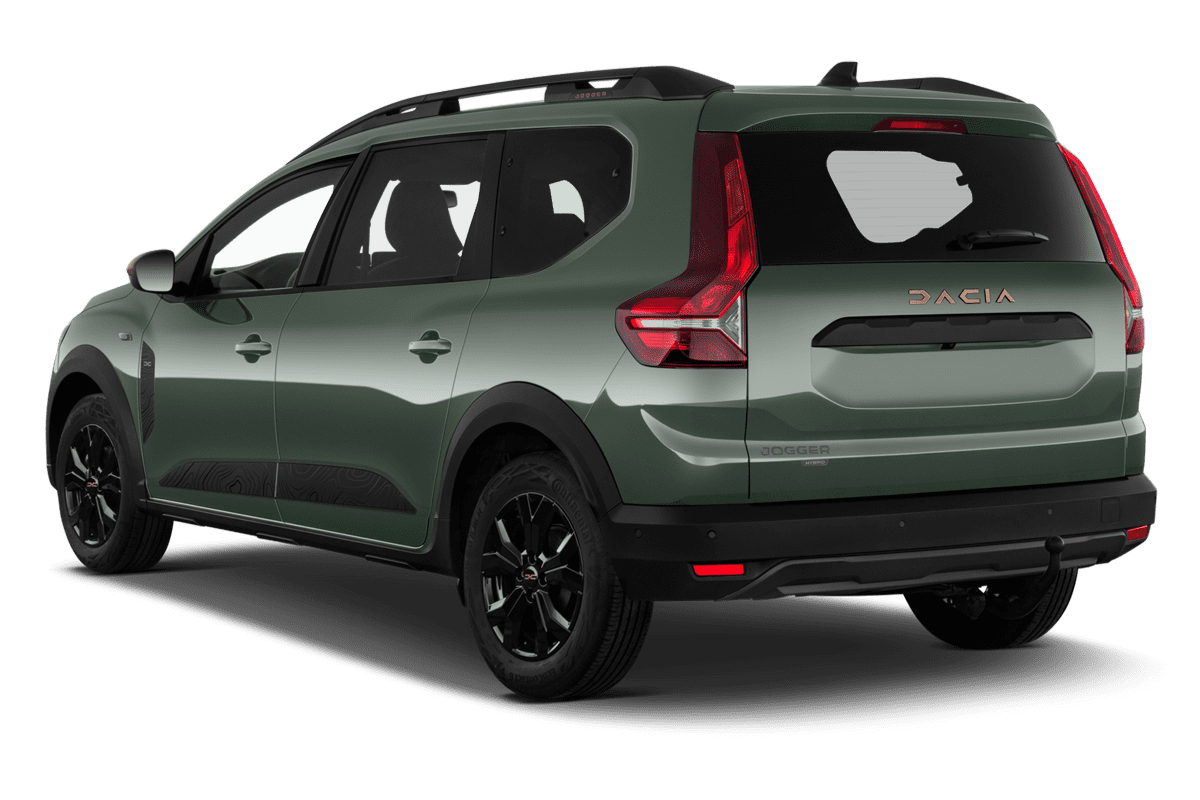 Schräge Heckansicht eines Dacia Jogger Hybrid, freigestellt