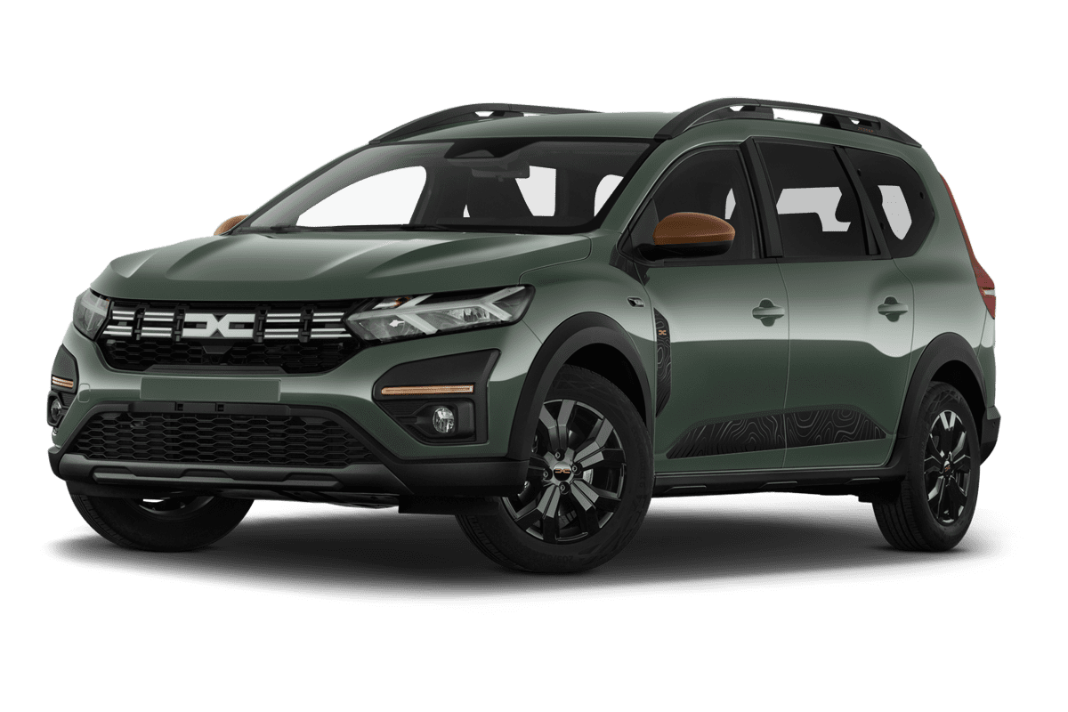 Tiefe, schräge Heckansicht eines Dacia Jogger Hybrid, freigestellt