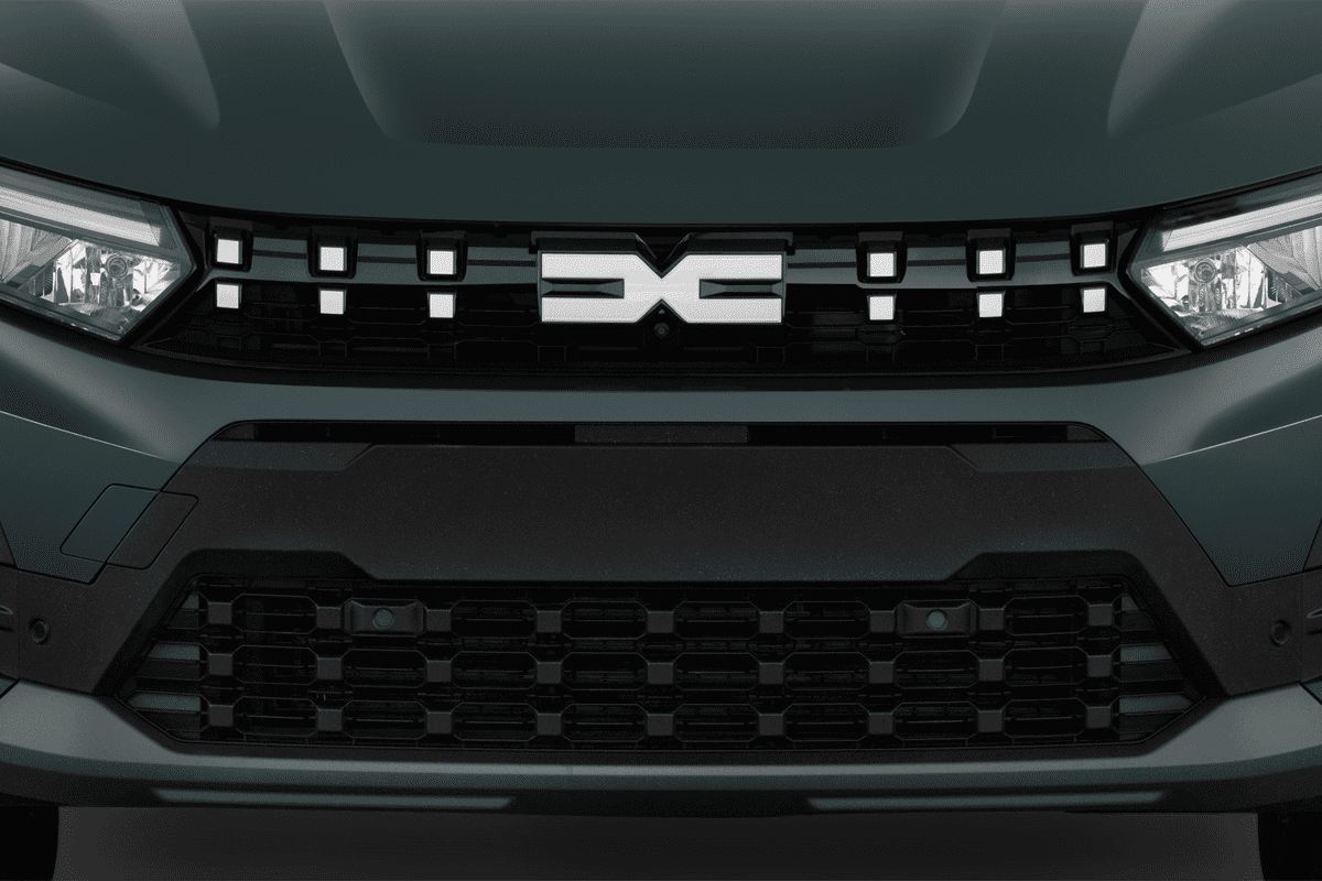 Kühlergrill eines Dacia Sandero Stepway (KI-generiert)