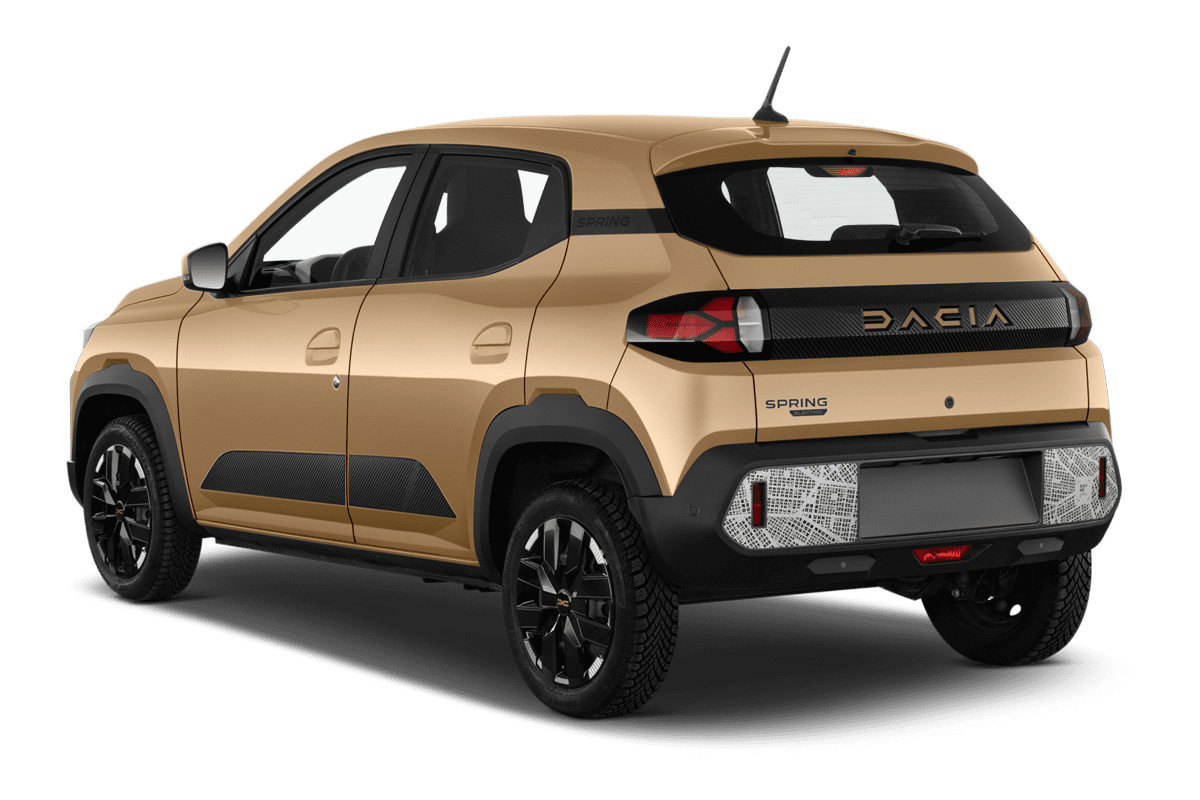 Schräge Heckansicht eines Dacia Spring, freigestellt