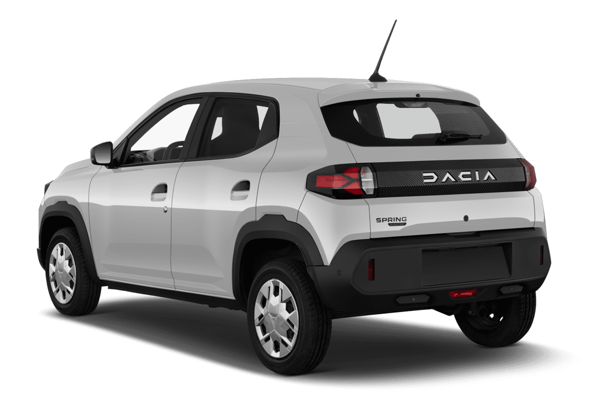 Schräge Heckansicht eines Dacia Spring, freigestellt