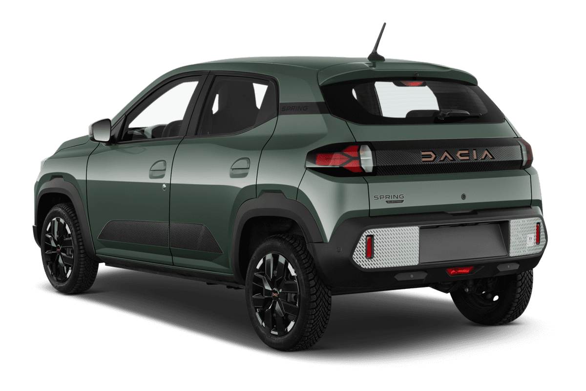 Schräge Heckansicht eines Dacia Spring, freigestellt