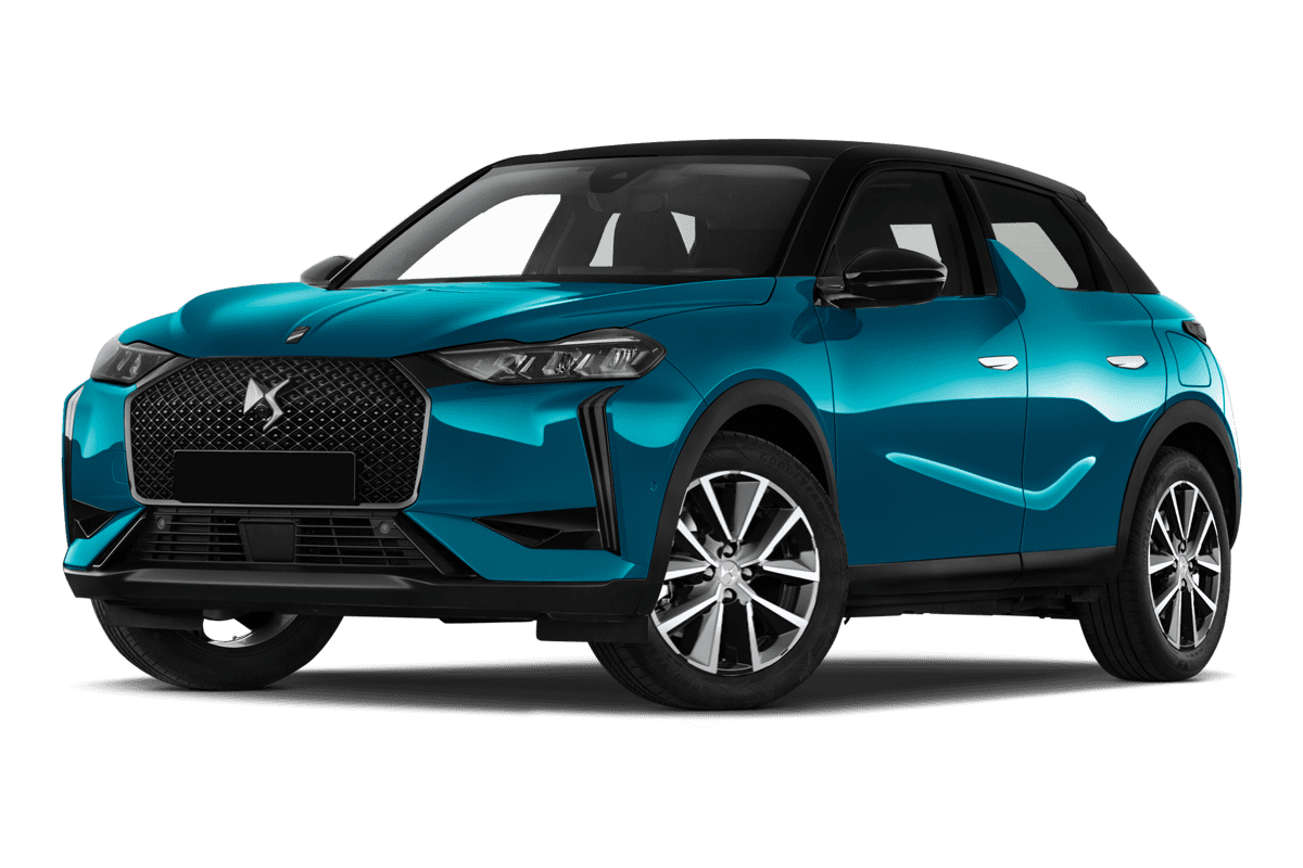 Tiefe, schräge Heckansicht eines DS 3 E-Tense, freigestellt