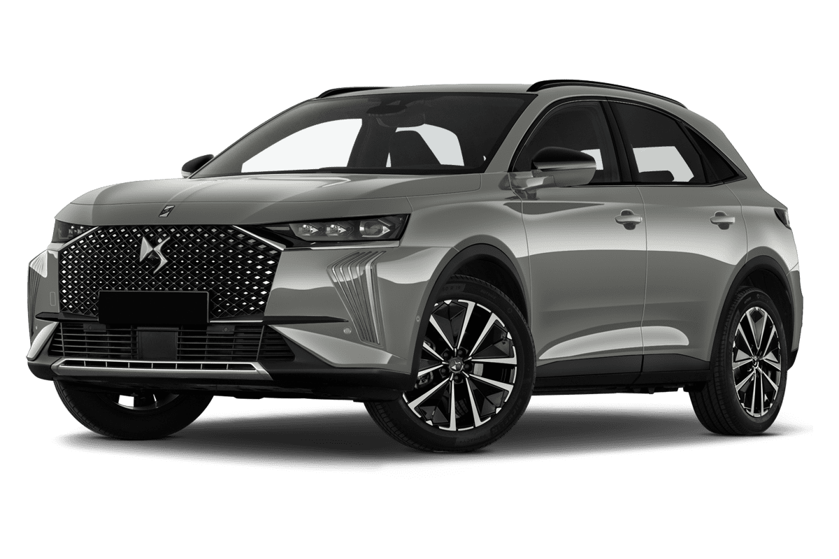 Tiefe, schräge Heckansicht eines DS 7, freigestellt