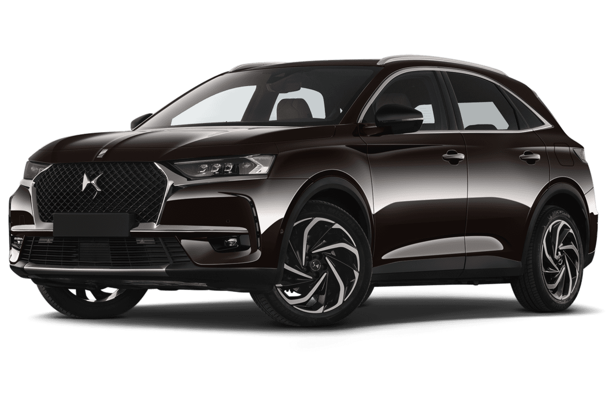 Tiefe, schräge Heckansicht eines DS 7 Crossback, freigestellt