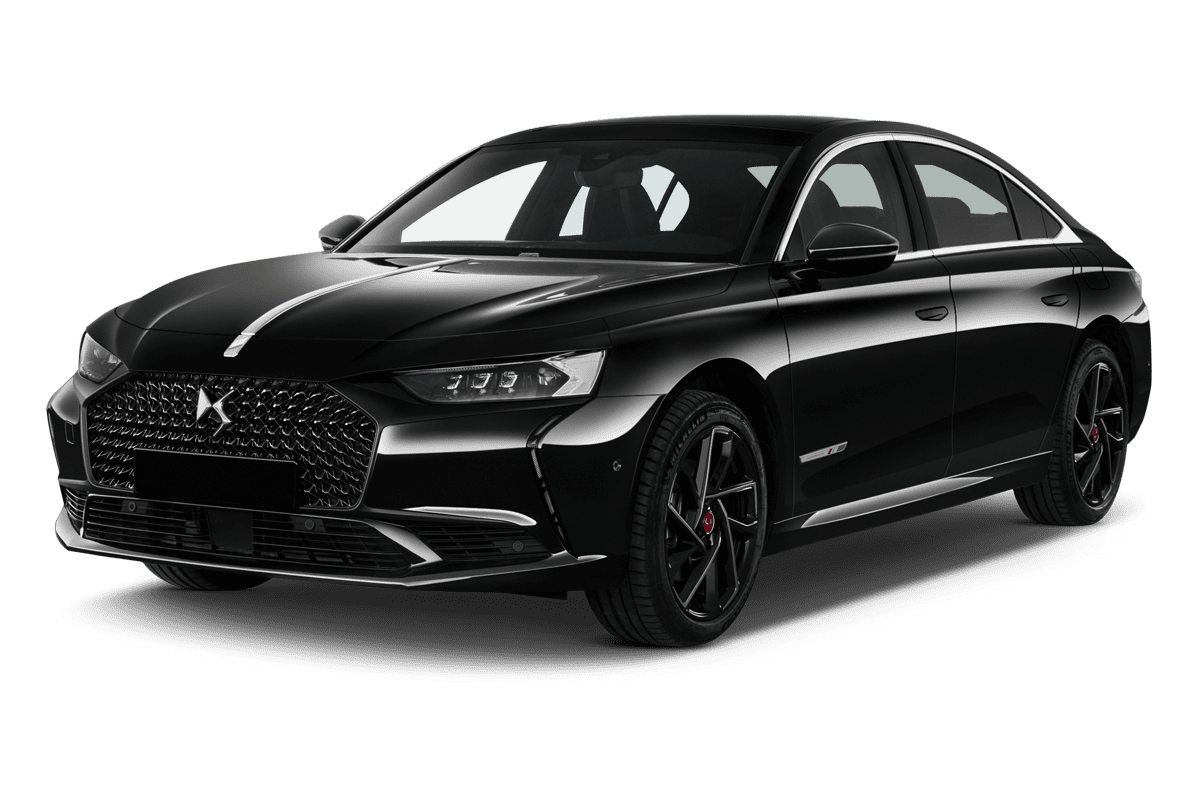 Schräge Frontansicht eines DS 9 E-Tense , freigestellt