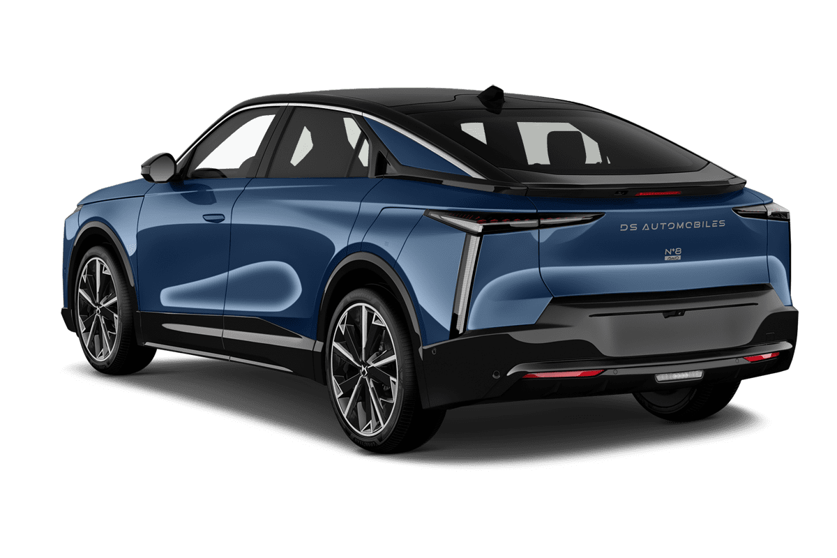 Schräge Heckansicht eines DS N°8, freigestellt