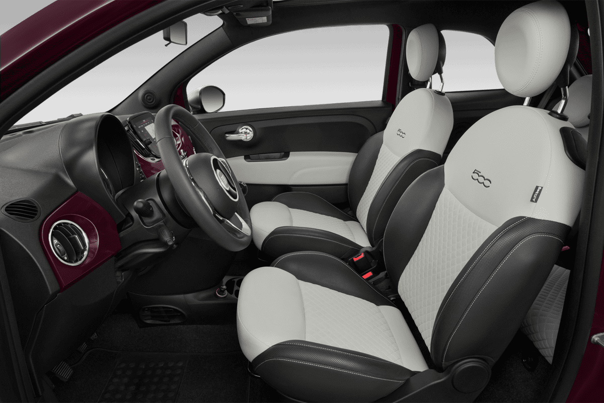 Vordersitze eines Fiat 500 Dolcevita
