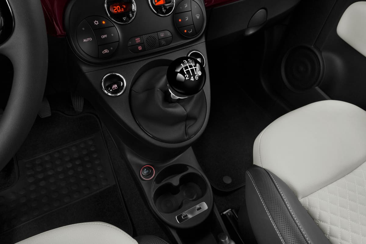 Schaltknüppel eines Fiat 500 Dolcevita
