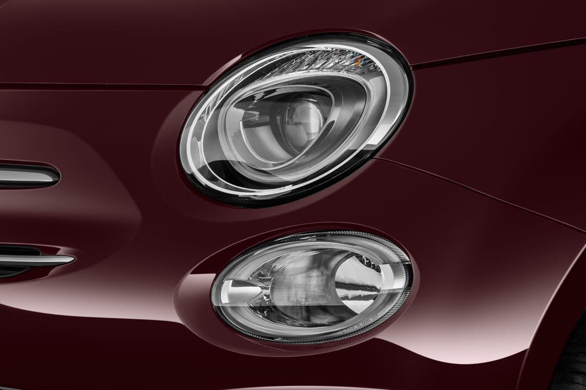 Frontscheinwerfer eines Fiat 500 Dolcevita