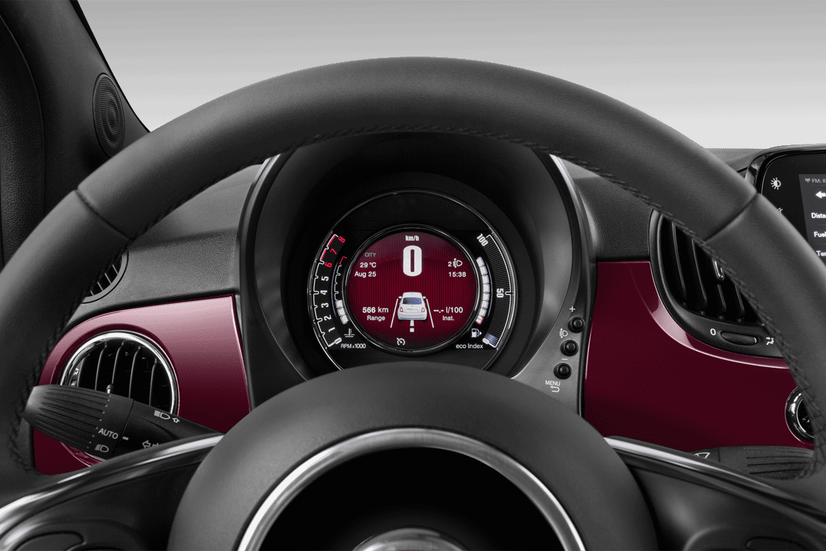 Kombiinstrument eines Fiat 500 Dolcevita