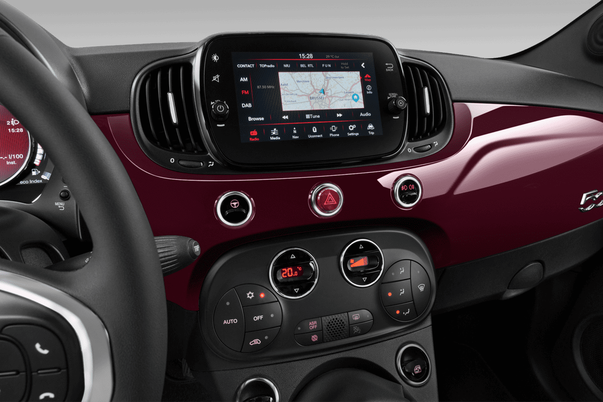 Mittelkonsole eines Fiat 500 Dolcevita