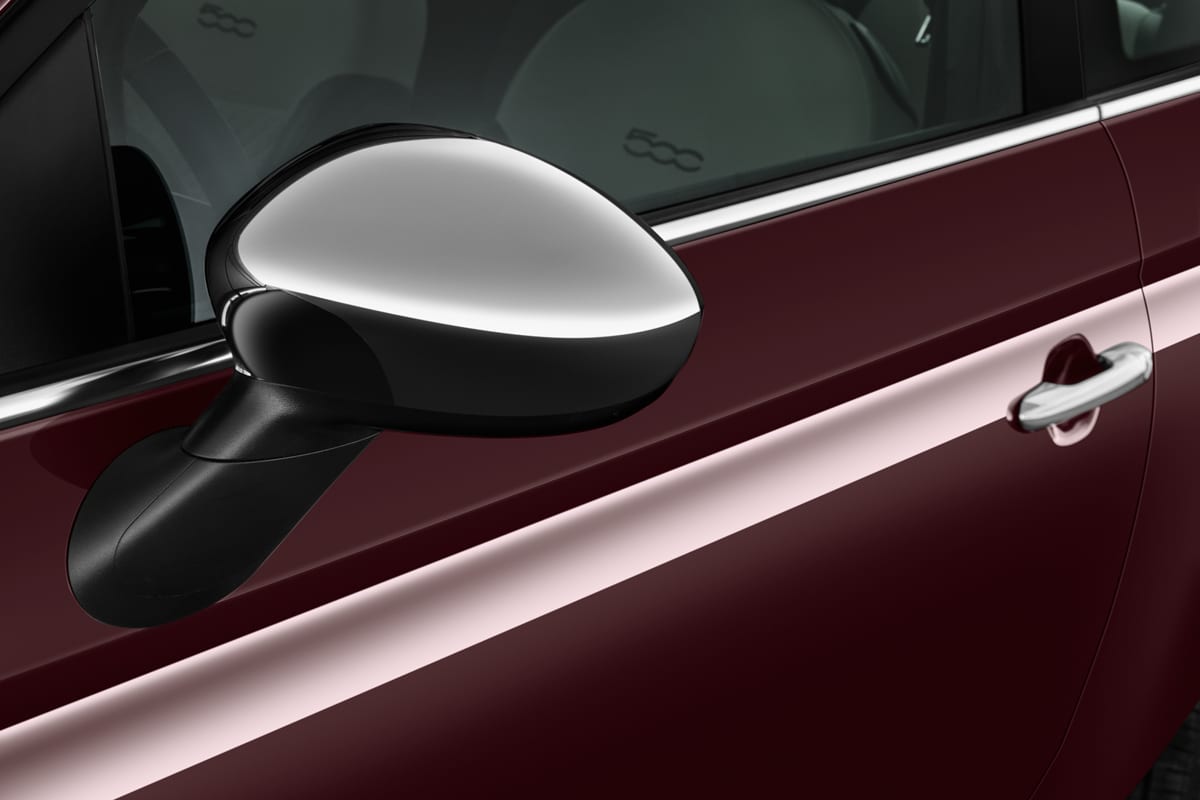 Rückspiegel eines Fiat 500 Dolcevita