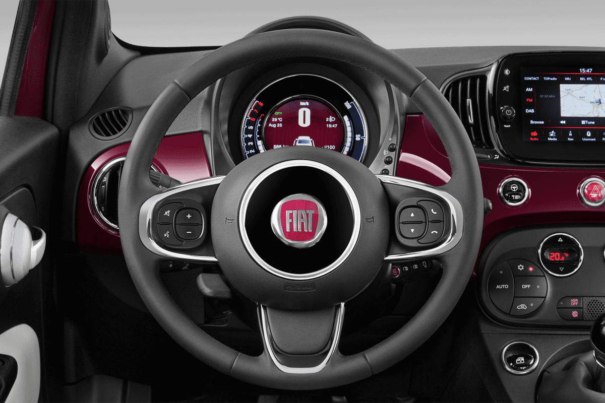 Lenkrad eines Fiat 500 Dolcevita