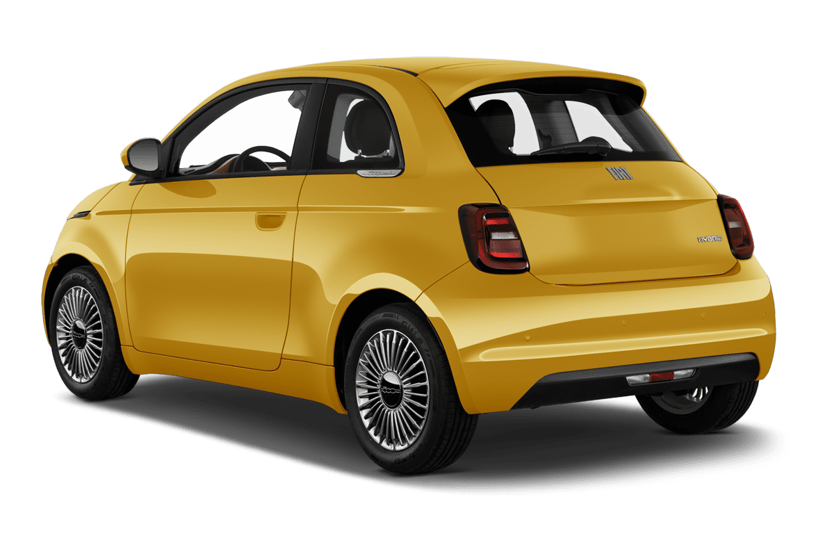 Schräge Heckansicht eines Fiat 500 Hybrid, freigestellt