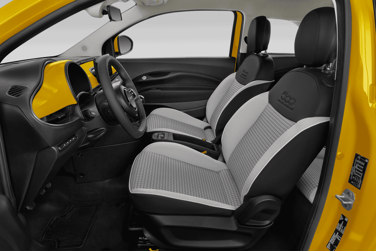 Vordersitze eines Fiat 500 Hybrid