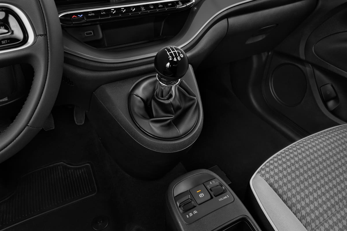 Schaltknüppel eines Fiat 500 Hybrid
