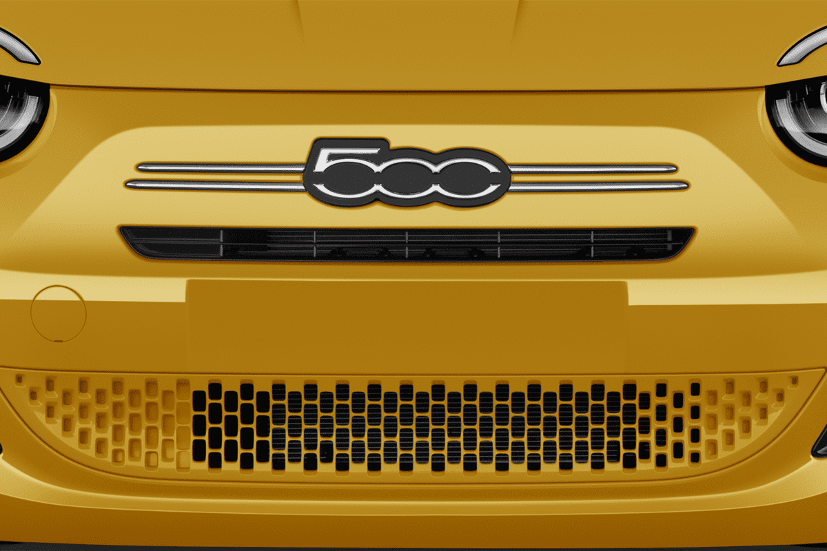 Kühlergrill eines Fiat 500 Hybrid