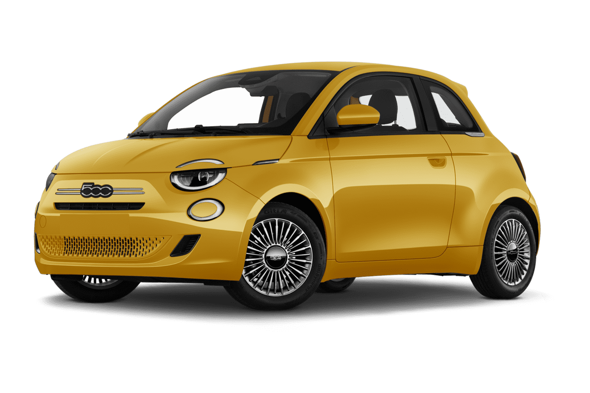 Tiefe, schräge Heckansicht eines Fiat 500 Hybrid, freigestellt