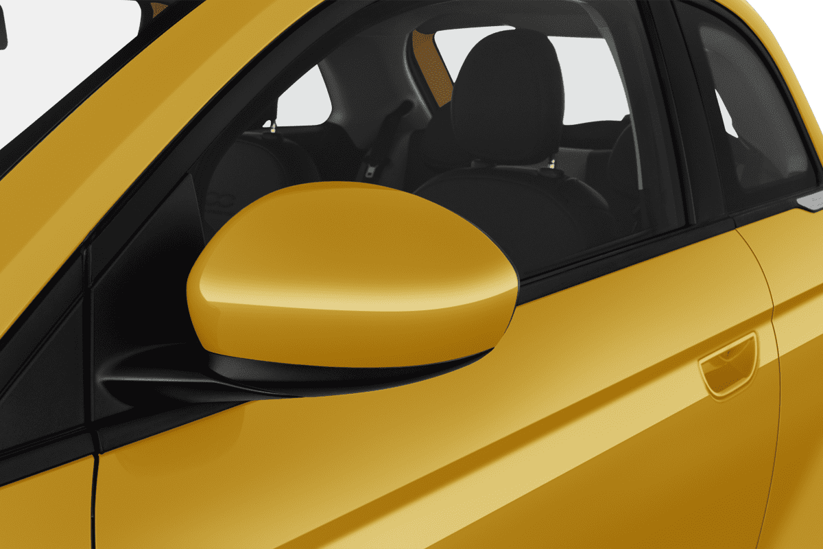 Rückspiegel eines Fiat 500 Hybrid