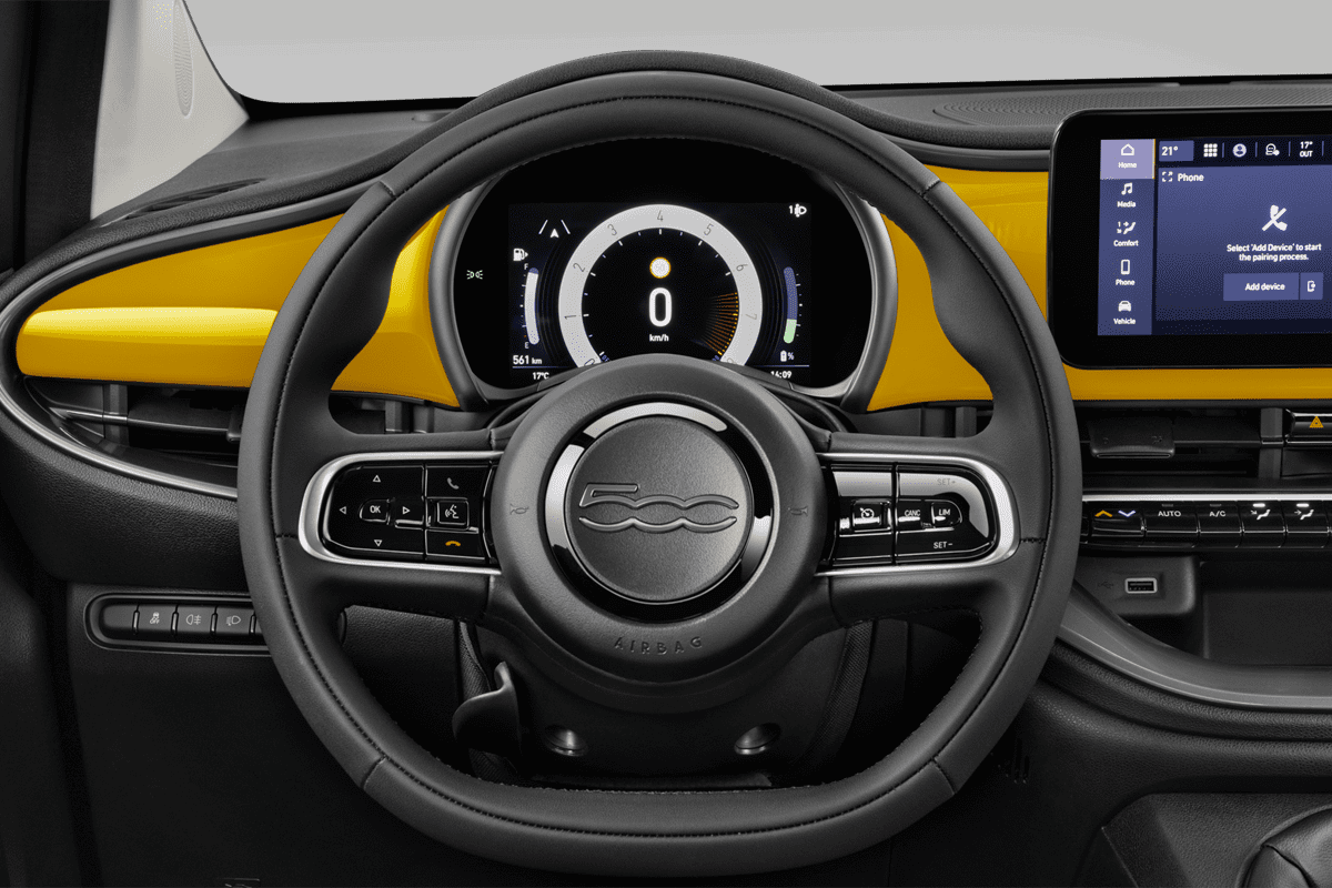 Lenkrad eines Fiat 500 Hybrid