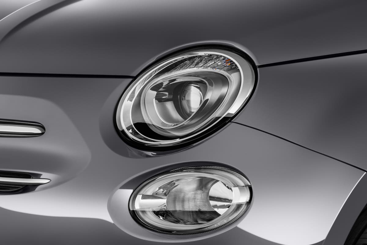 Frontscheinwerfer eines Fiat 500C Dolcevita