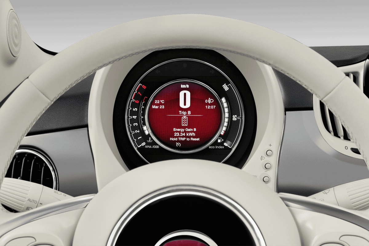 Kombiinstrument eines Fiat 500C Dolcevita