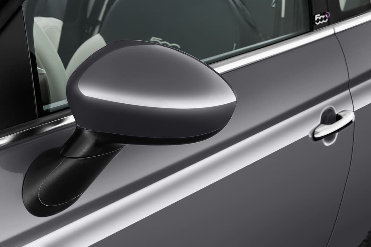 Rückspiegel eines Fiat 500C Dolcevita