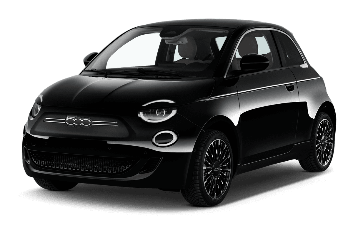 Schräge Frontansicht eines Fiat 500e, freigestellt