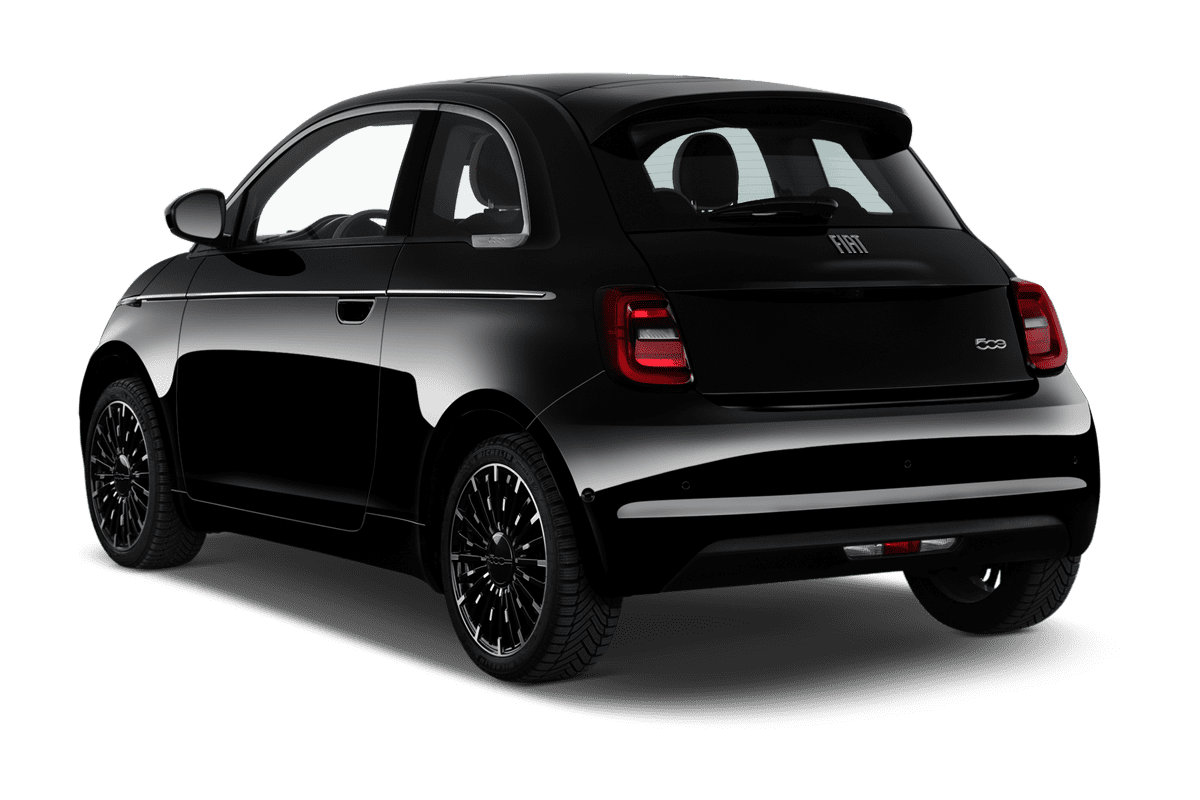 Schräge Heckansicht eines Fiat 500e, freigestellt