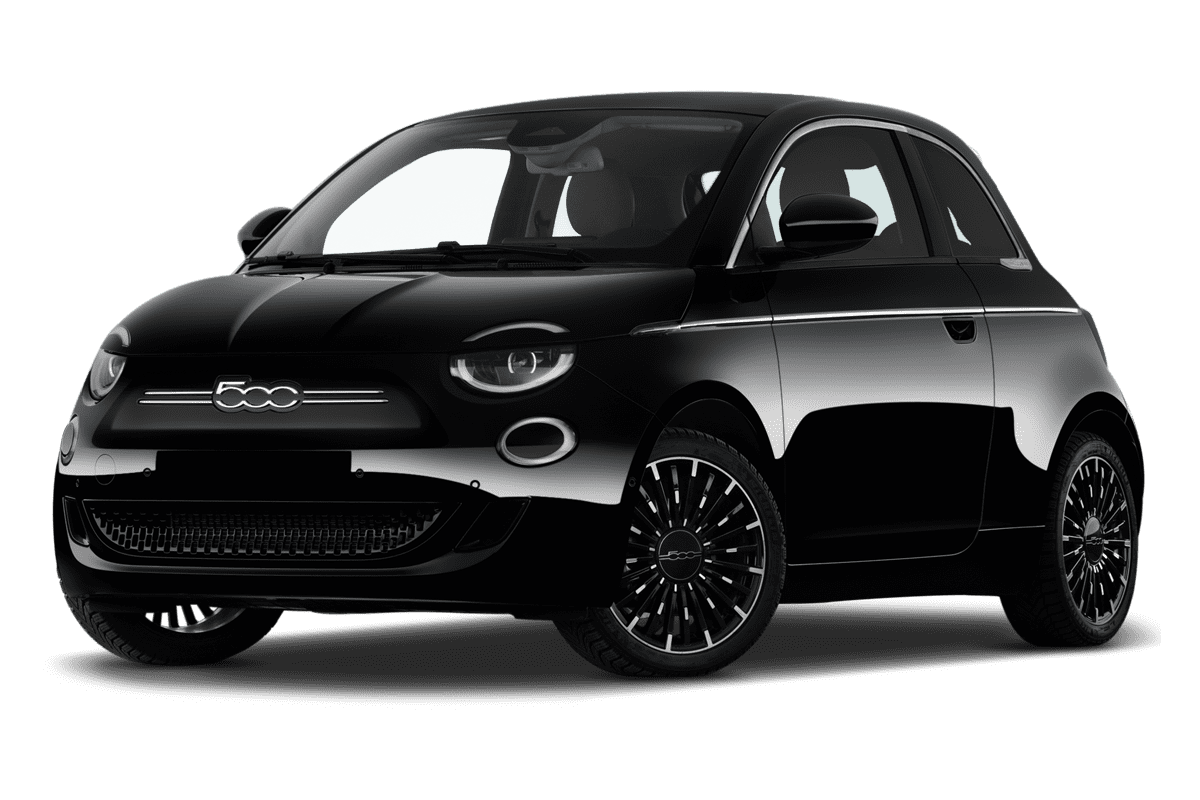 Tiefe, schräge Heckansicht eines Fiat 500e, freigestellt