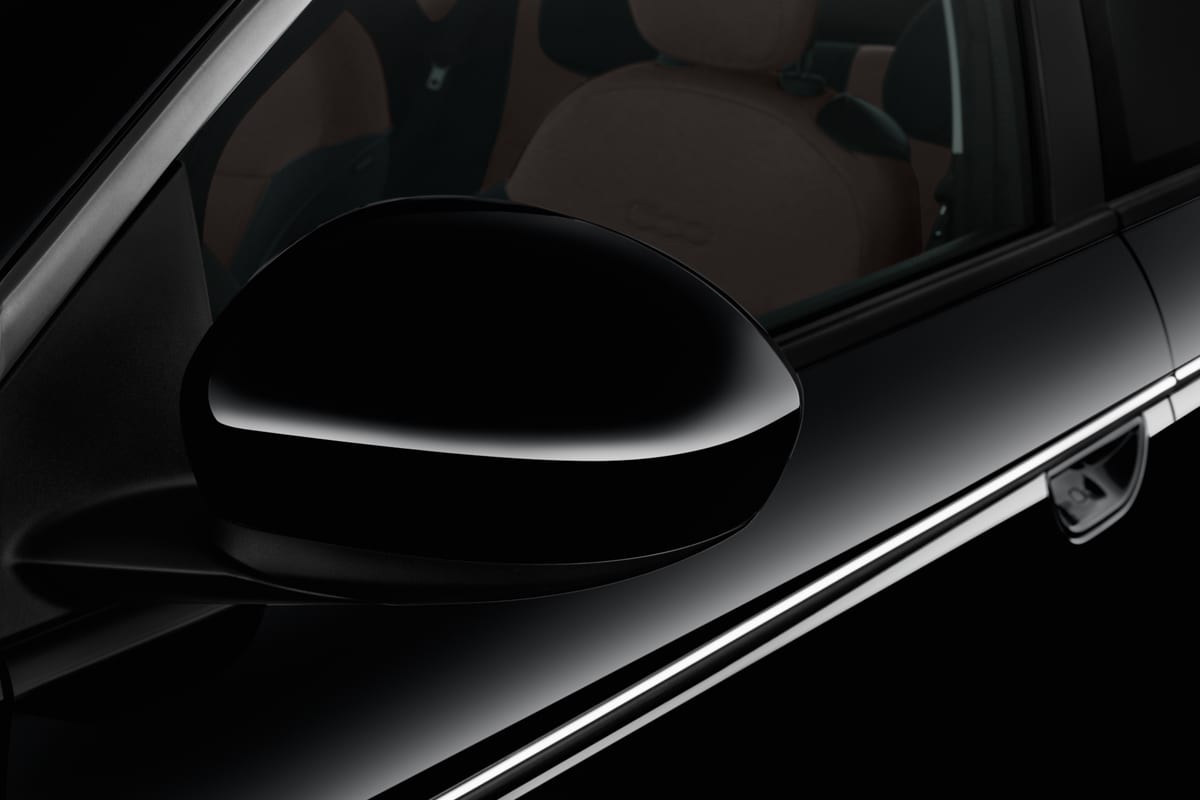 Rückspiegel eines Fiat 500e