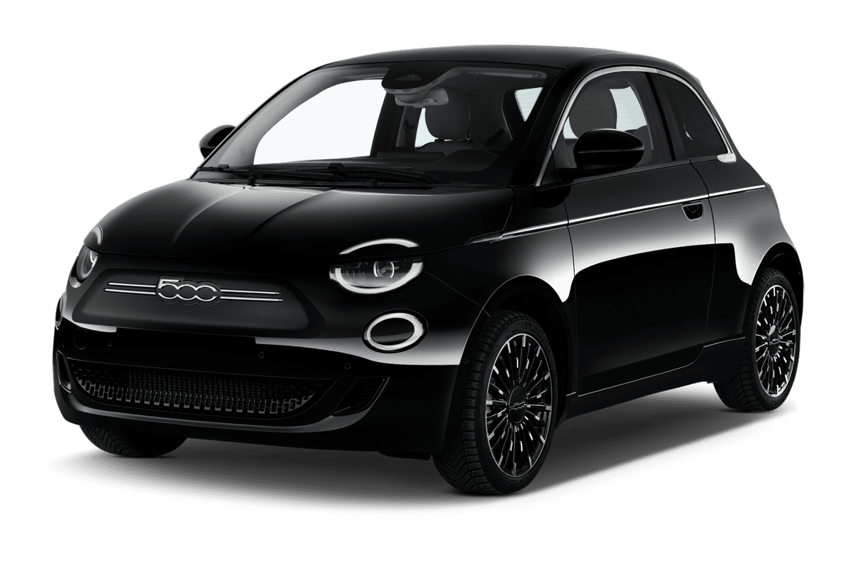 Schräge Frontansicht eines Fiat 500e, freigestellt