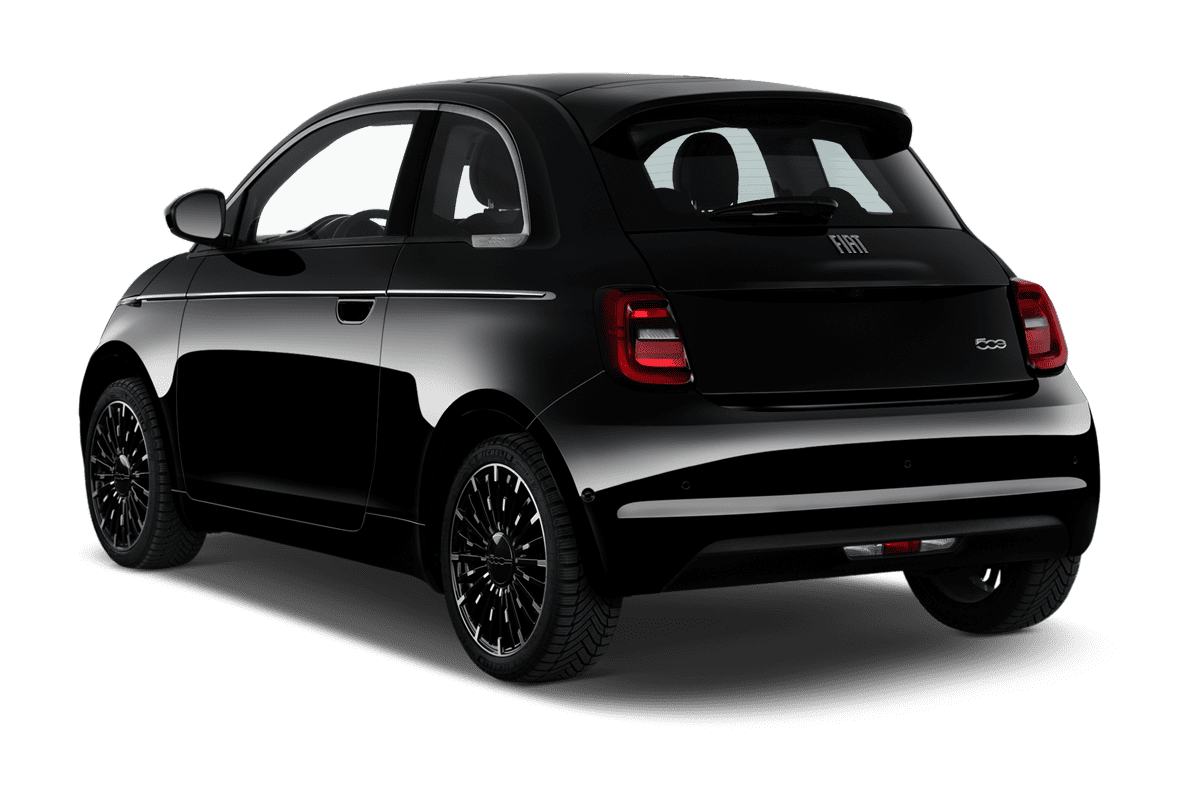 Schräge Heckansicht eines Fiat 500e, freigestellt