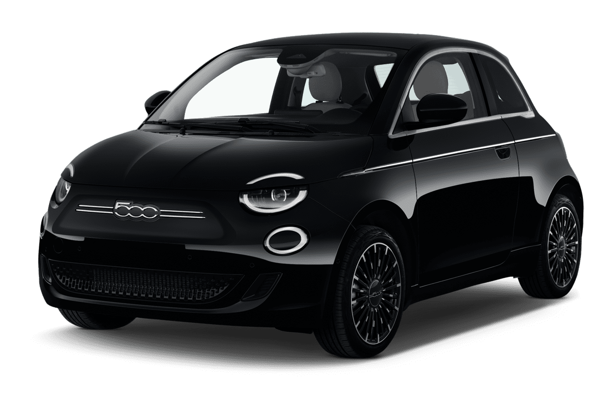 Schräge Frontansicht eines Fiat 500e 3+1, freigestellt