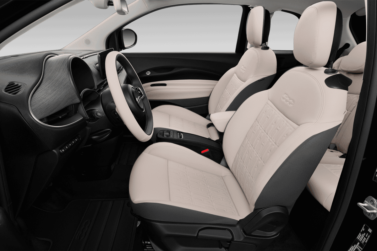 Vordersitze eines Fiat 500e 3+1