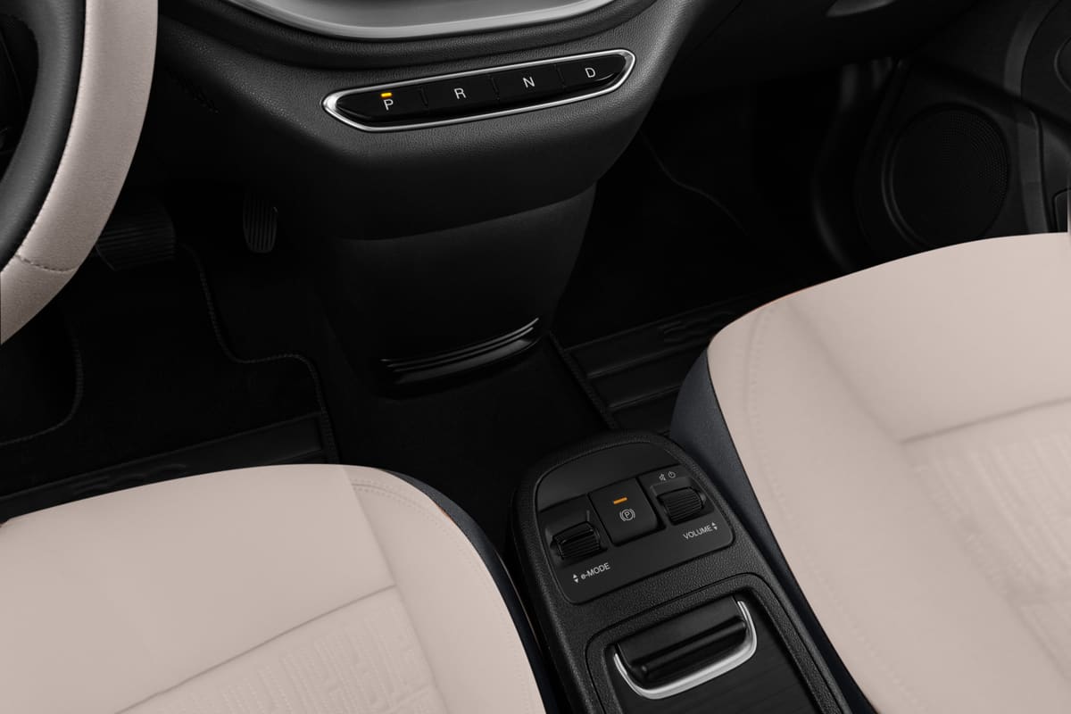 Schaltknüppel eines Fiat 500e 3+1