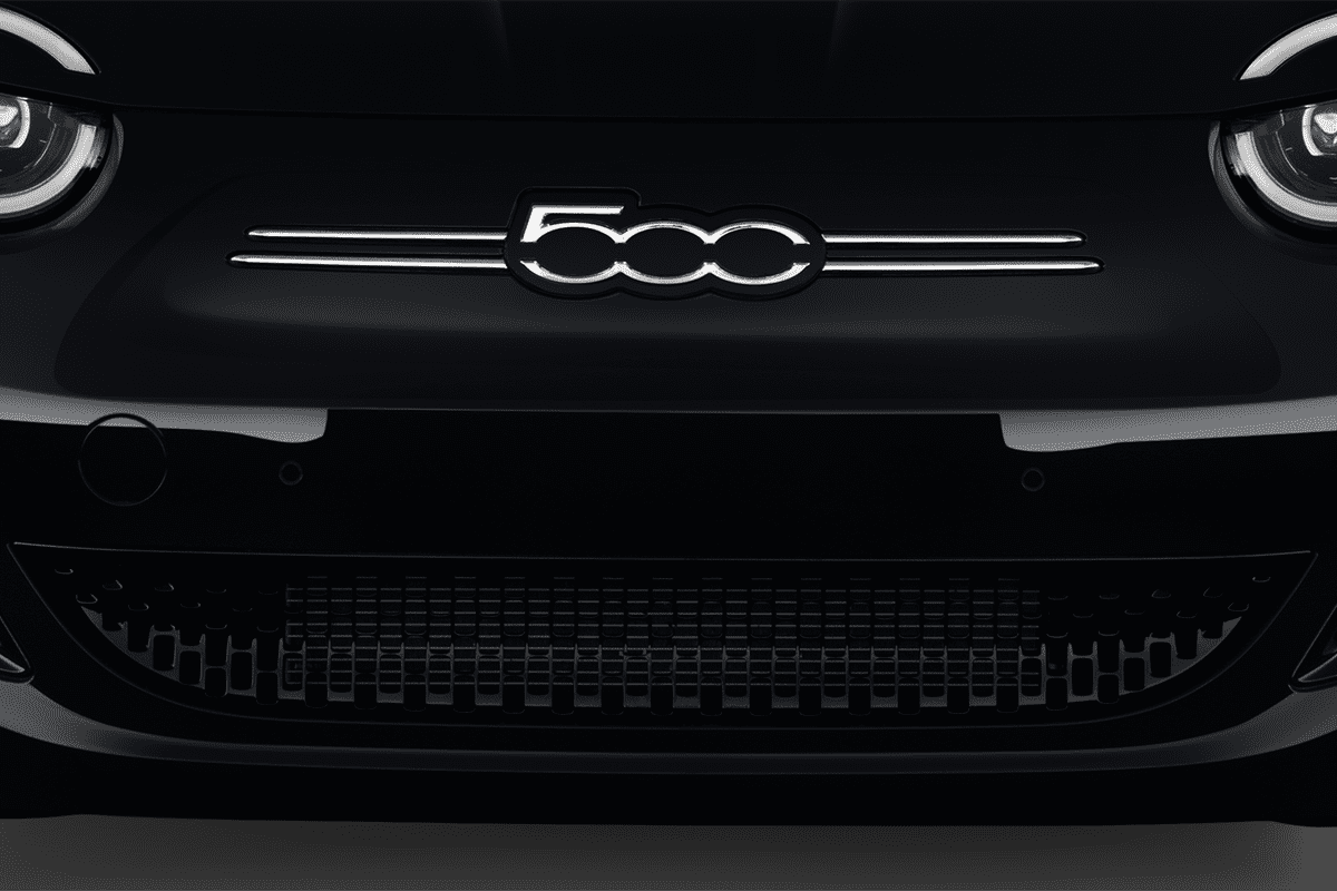 Kühlergrill eines Fiat 500e 3+1