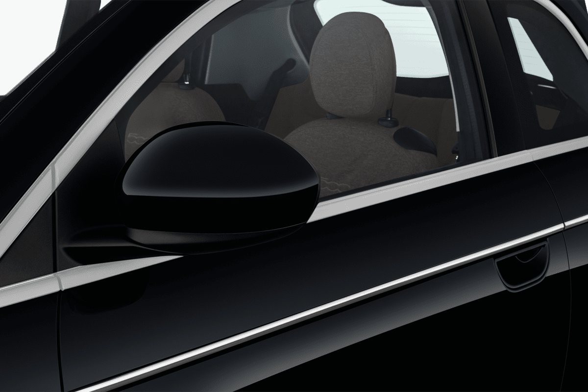 Rückspiegel eines Fiat 500e 3+1