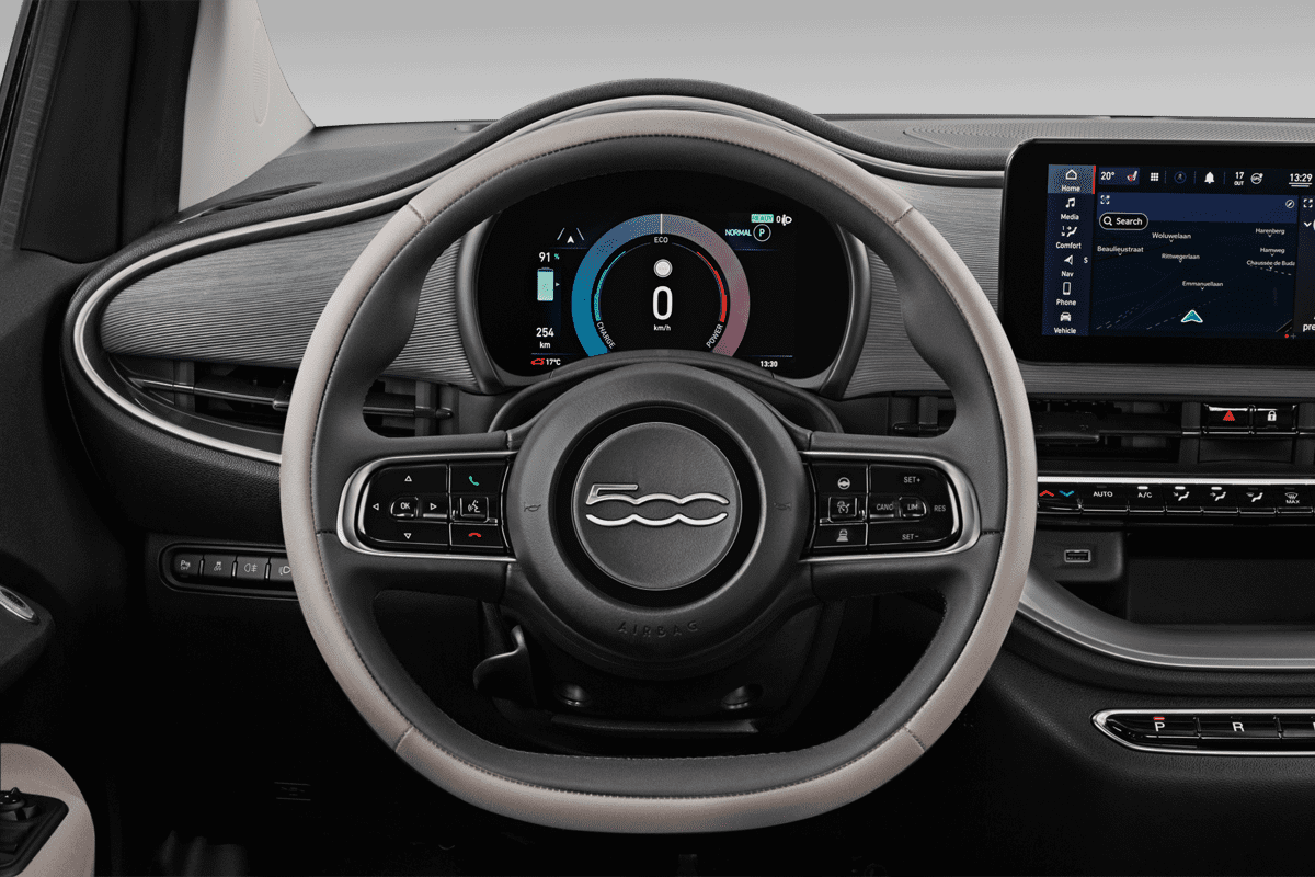 Lenkrad eines Fiat 500e 3+1