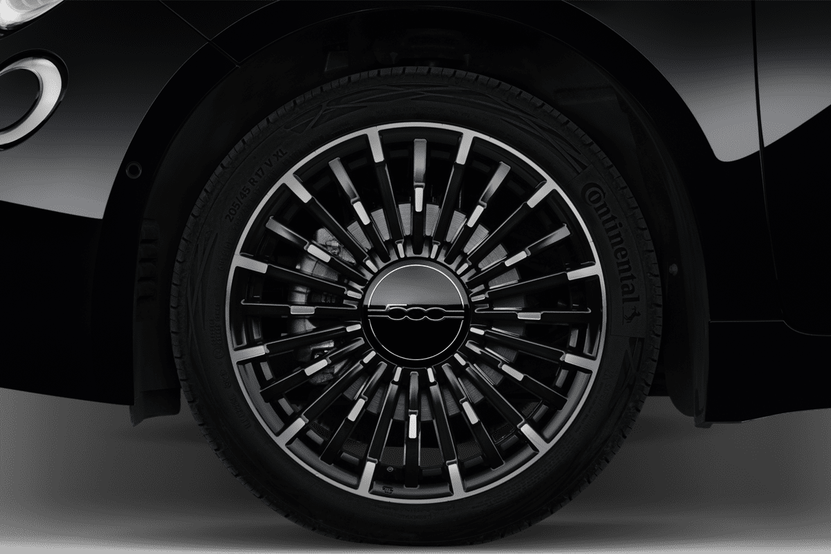 Radkappe oder Felge eines Fiat 500e 3+1