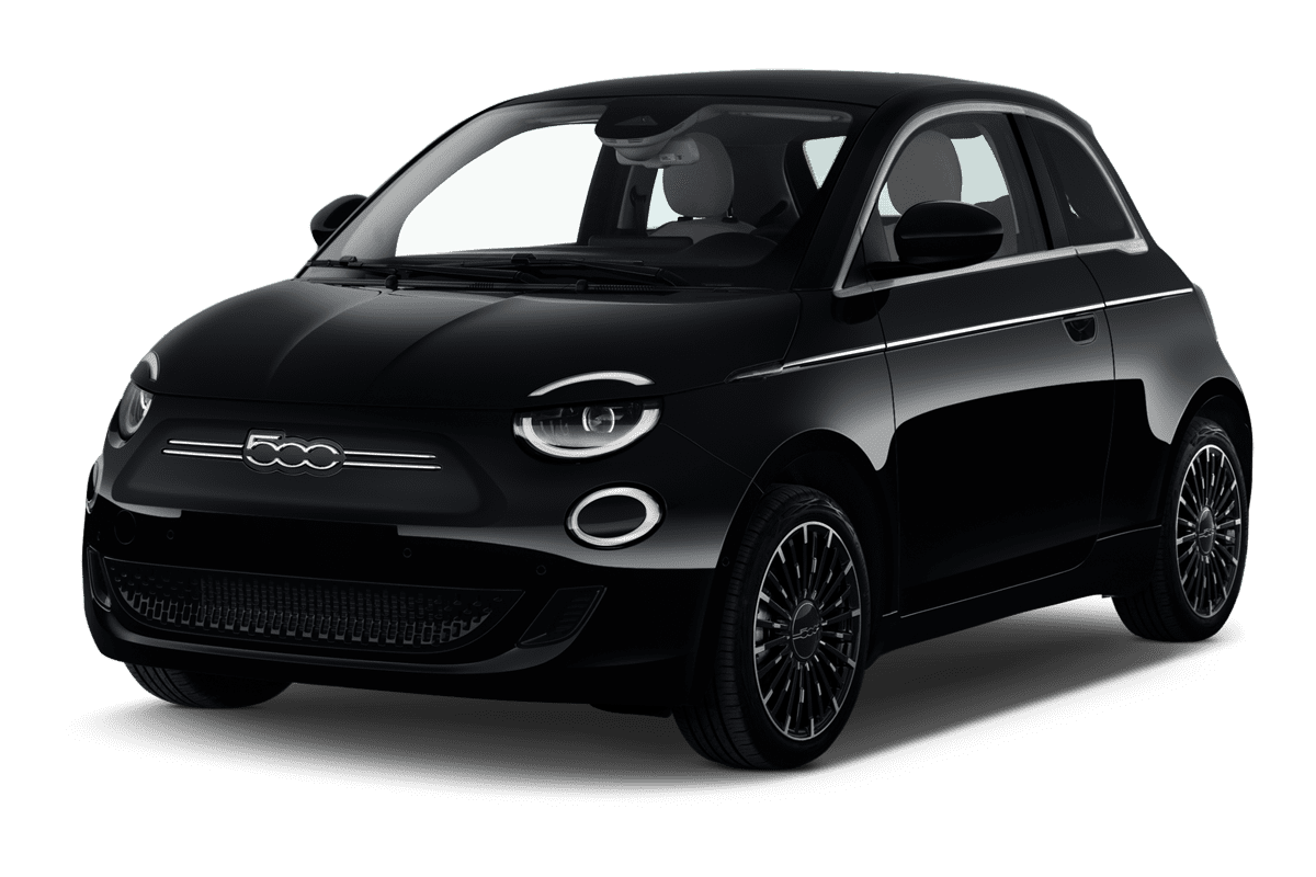 Schräge Frontansicht eines Fiat 500e 3+1, freigestellt