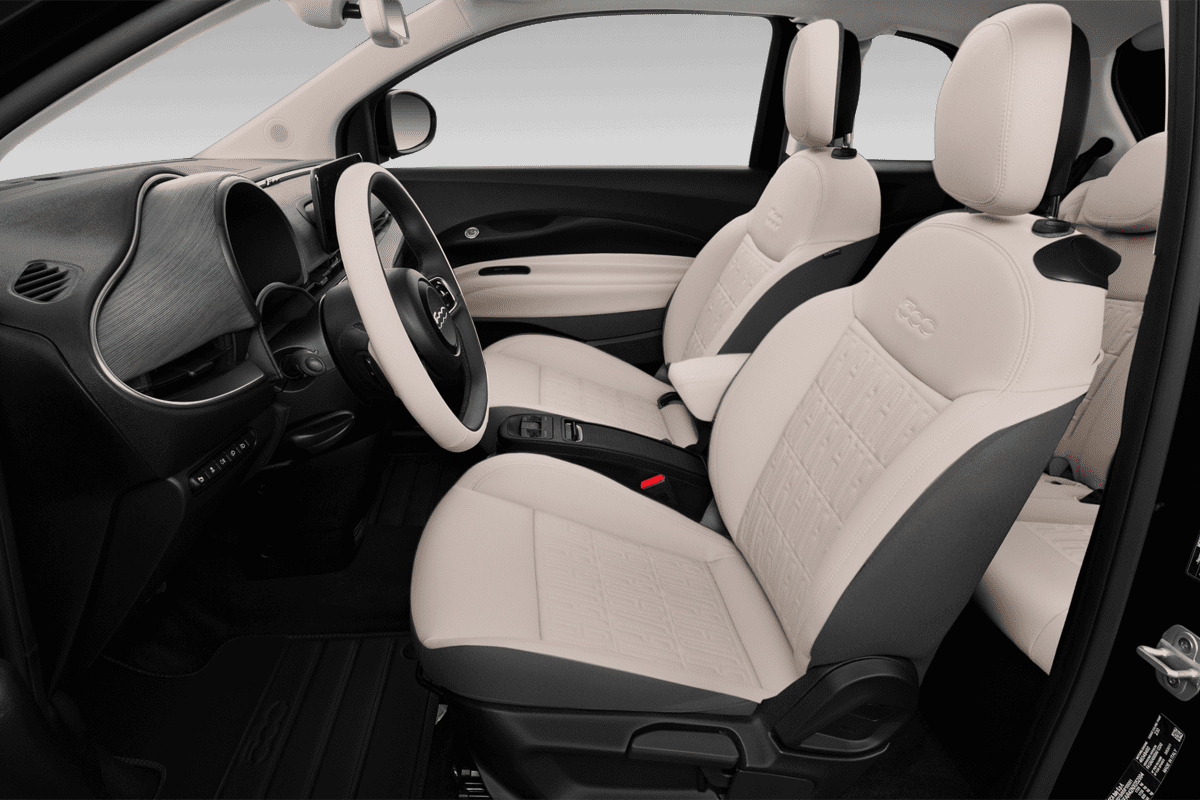 Vordersitze eines Fiat 500e 3+1 (KI-generiert)