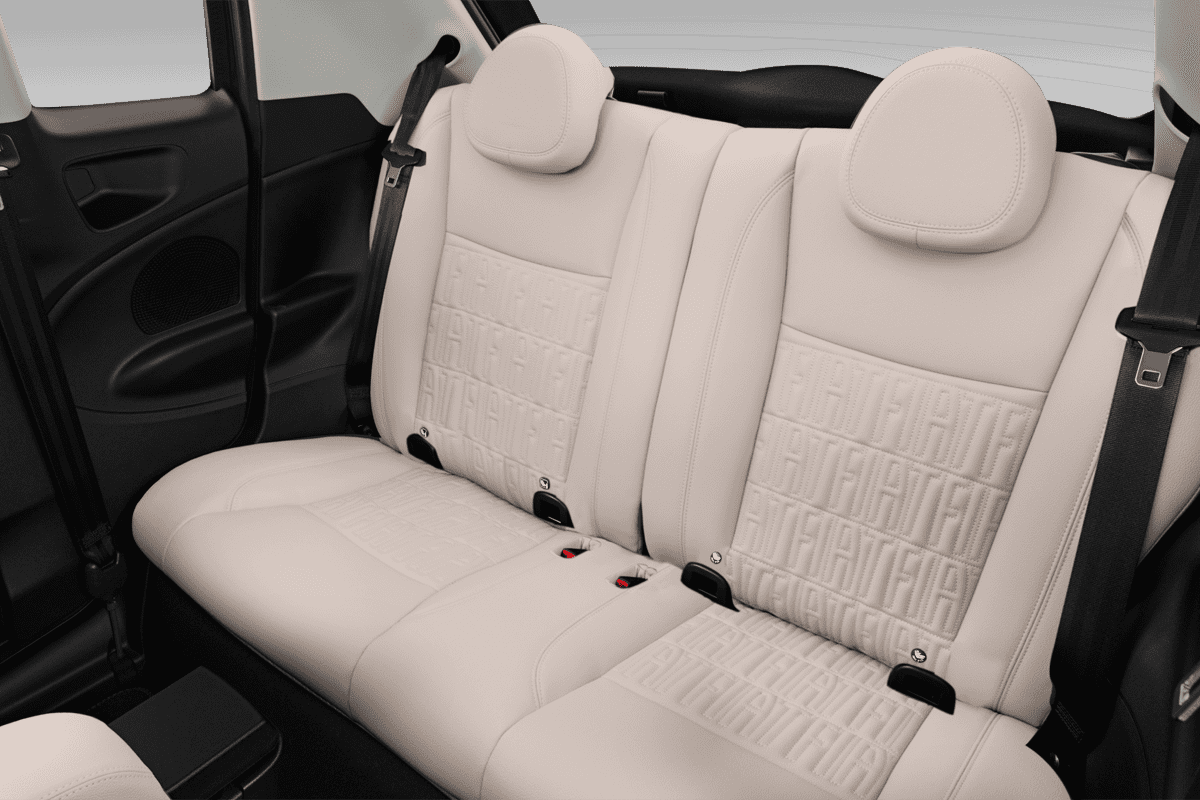 Rücksitzbank eines Fiat 500e 3+1 (KI-generiert)