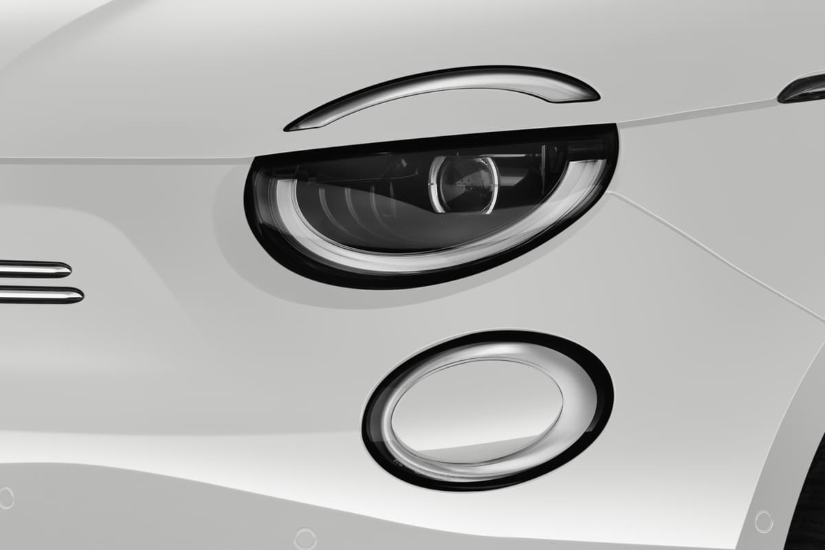 Frontscheinwerfer eines Fiat 500e Cabrio (KI-generiert)