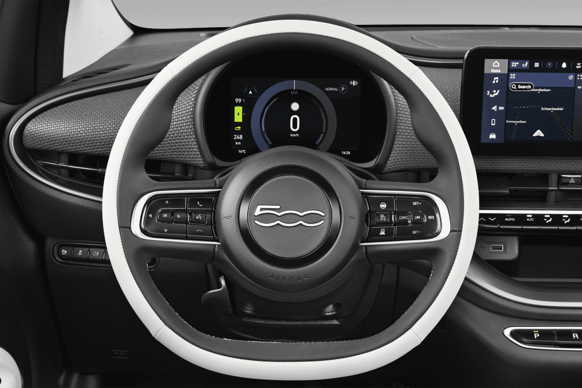 Lenkrad eines Fiat 500e Cabrio (KI-generiert)