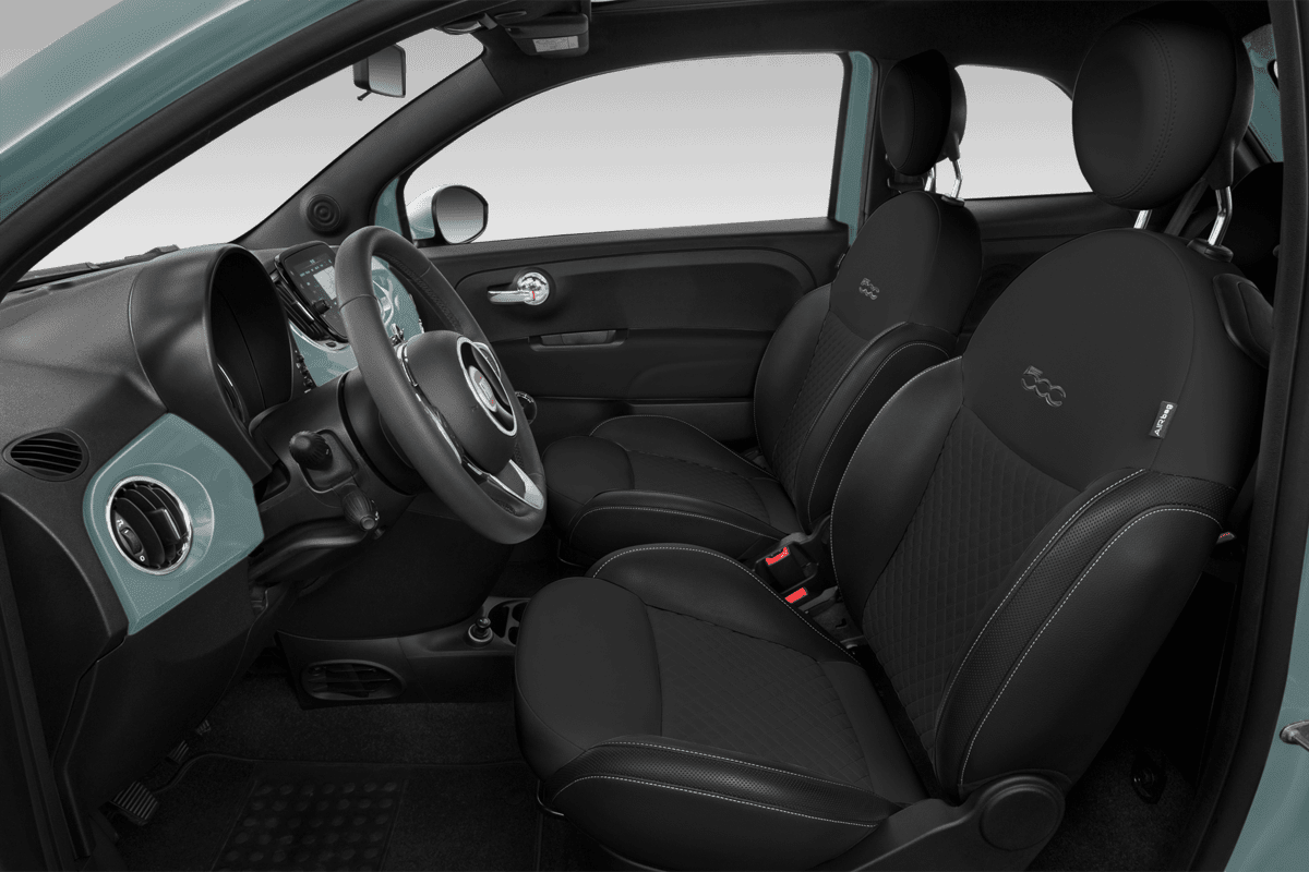 Vordersitze eines Fiat 500 Hybrid (neues Modell)